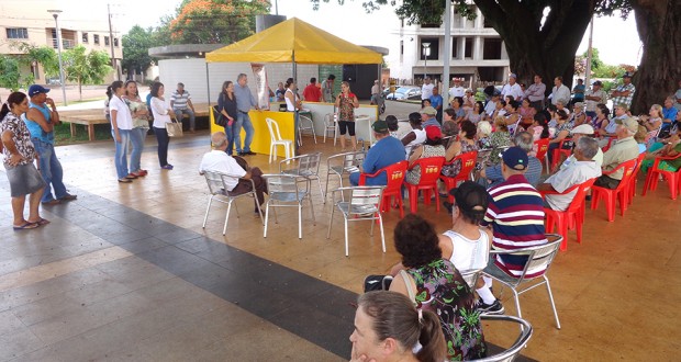 Os aposentados se reuniram na Praça para comemorar seu dia - Valdir Silva