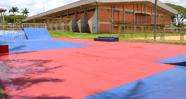 A pista de skate em Ubiratã está localizada nos fundos do Ginásio de Esportes - Valdir Silva