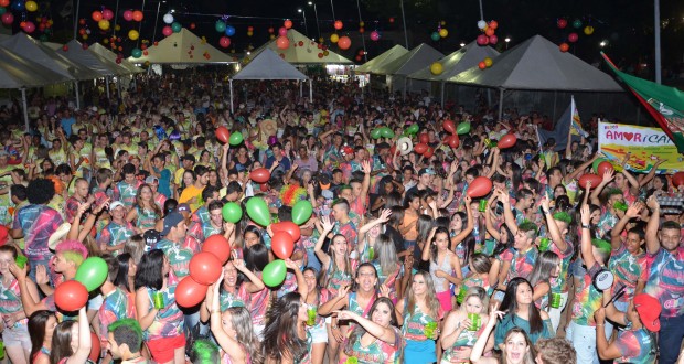 Carnaval da Seringueira de 2014 levou a Praça Horácio José Ribeiro milhares de pessoas em todas as noites de festa