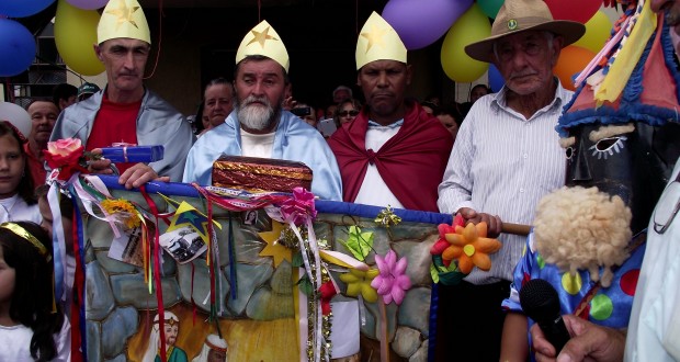 Os três Reis Magos foram interpretados por integrantes da equipe; o morador João Inácio Soares mais uma vez levou a Bandeira até os arcos