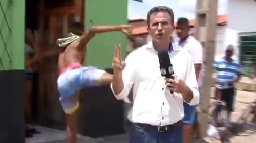 Pedro Borges levou uma voadora enquanto gravava uma matéria; o repórter registrou a ocorrência