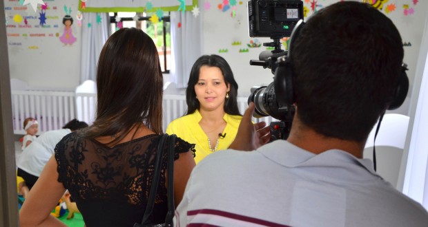 A repórter entrevistou a mãe Rosilene Farias, que tem sua filha (Rafaela), atendida no berçário da creche - Valdir Silva