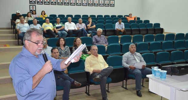 Prefeito Baco apresentou aos vereadores, secretários municipais e a comunidade em geral uma prestação de contas referente ao terceiro quadrimestre de 2014 - Valdir Silva