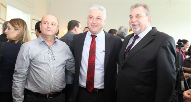 Prefeito Baco e vice Beraldo com o novo secretário de Esporte e Turismo, Douglas Fabrício - Assessoria do secretário Douglas Fabrício