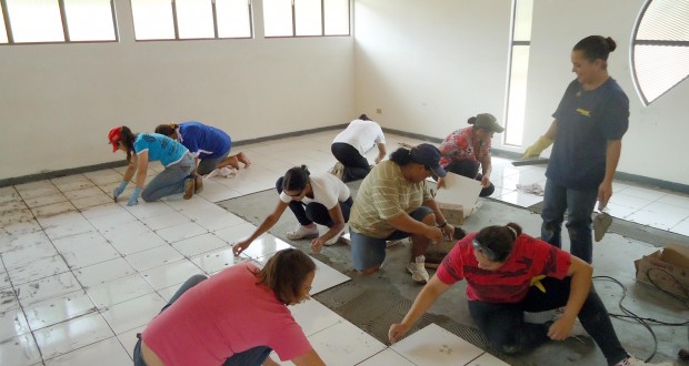As participantes do curso recebem aulas prática da função de azulejista - Arquivo