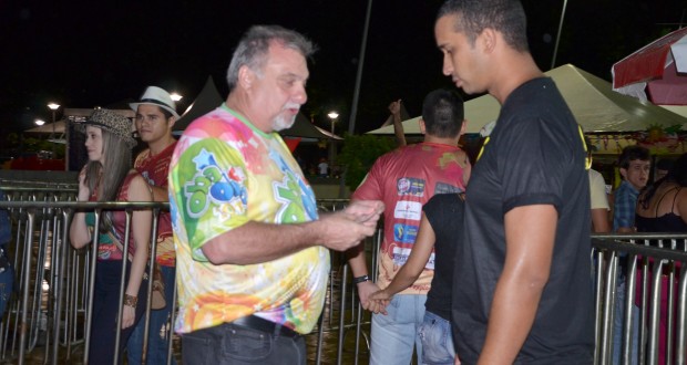 Prefeito Baco apresentando seu documento de identidade para entrar no Carnaval da Seringueira - Assessoria de Comunicação Social