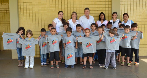 Todos os alunos dos primeiros anos receberam os uniformes, mesmo os que já possuíam a camiseta da escola - Valdir Silva