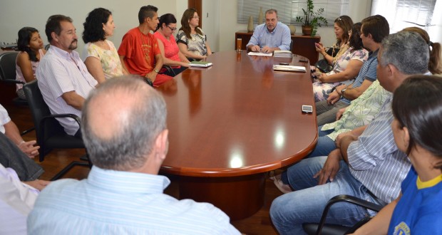 Prefeito Baco se reuniu com representantes de entidades assistenciais para assinatura de convênio - Valdir Silva