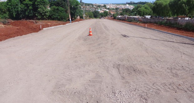 Local beneficiado com o asfalto e urbanização é Avenida Valdir D’Alécio, próximo ao cemitério - Valdir Silva