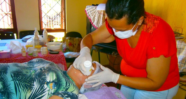 A esteticista, Aleksandra Julião do Carmo, realizou nas pacientes, limpeza de pele e massagem facial - Assessoria de Comunicação Social