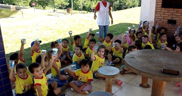 Sanepar doou copinhos com água mineral para as crianças - Divulgação