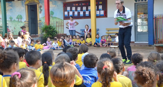 O professor Manoel Sequeira realizou a contação de histórias para as crianças - Valdir Silva