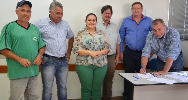 Prefeito Baco, vereadores, secretários e produtores rurais comemoram o sucesso do programa - Valdir Silva