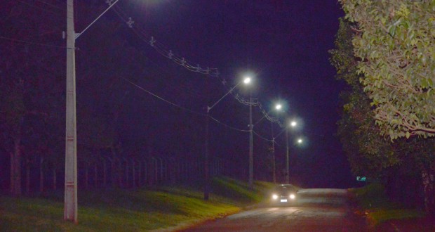 Iluminação deixa o local com aspecto mais urbanizado - Valdir Silva