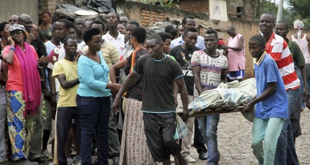 População carrega corpo no bairro de Nyakabiga em Bujumbura, no Burundi. (Foto: AP Photo)