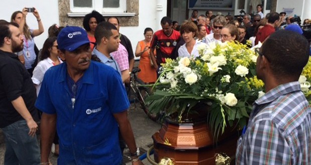 Família e amigos acompanham o caixão de Marília Pêra até o local do sepultamento (Foto: Cristina Boeckel/G1)