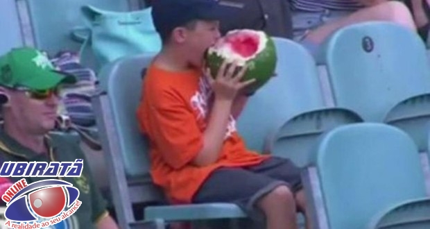 Garoto de 10 anos comeu melancia com casca e tudo para aparecer no telão de um jogo de críquete