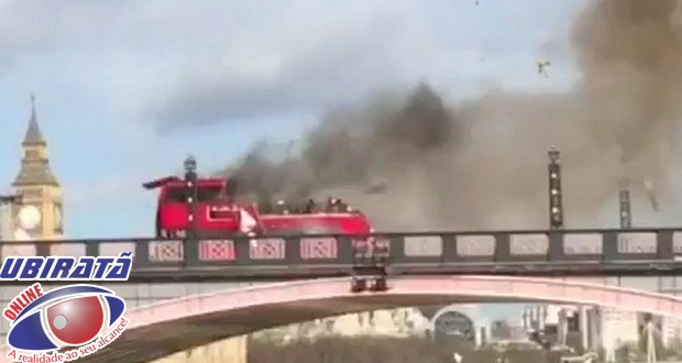 Ônibus explodiu no centro de Londres (Foto: BBC)