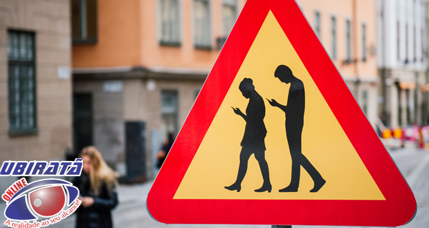 Placa de trânsito adverte sobre pedestres distraídos com celulares (Foto: Jonathan Nackstrand/AFP)