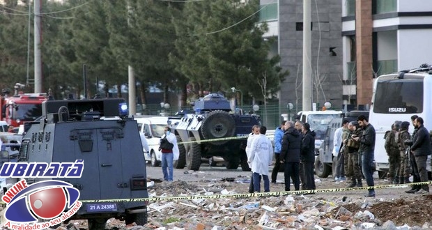 Policiais forenses inspecionam área em que carro-bomba explodiu nesta quinta-feira (31) em Diyarbakir, Turquia (Foto: REUTERS/Stringer)
