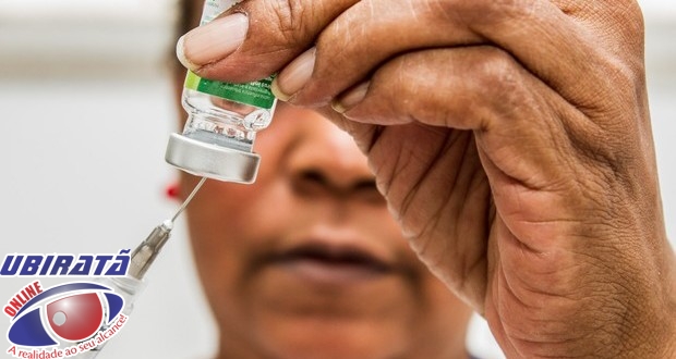 Enfermeira prepara injeção com vacina para o vírus H1N1 (Foto: Carla Carniel/Código 19/Estadão Conteúdo)