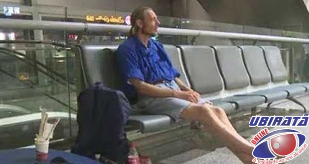 Alexander Cirk, de 41 anos, permaneceu dez dias no aeroporto à espera da jovem (Foto: Reprodução/YouTube/24/7 Hot News)