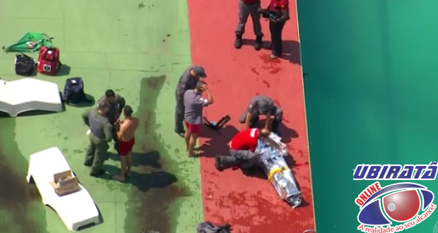 Jogador tem o corpo retirado do fundo de piscina da Portuguesa em São Paulo (Foto: Reprodução/GloboNews)