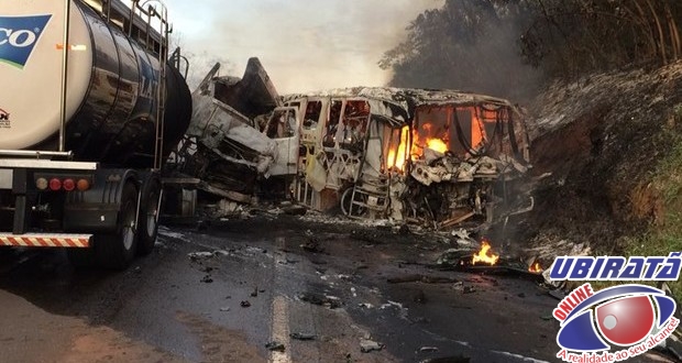 Acidente entre caminhão carregado com leite e ônibus bateram na PR-323, em Cafezal do Sul, nesta segunda-feira (Foto: Divulgação/PRE)
