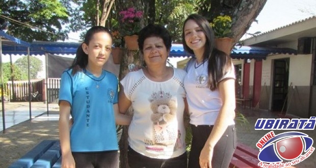 Alunas Myllena Mazzo de Queiroga Gonçalves (esquerda) e Amábile Vitória dos Santos (direita) com a professora Aparecida Torres dos Santos Barroso