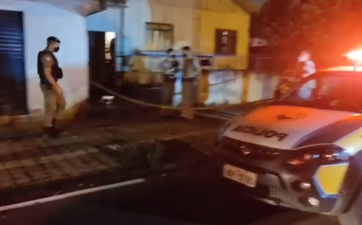 Homem é encontrado morto a facadas dentro da casa em Campo Mourão