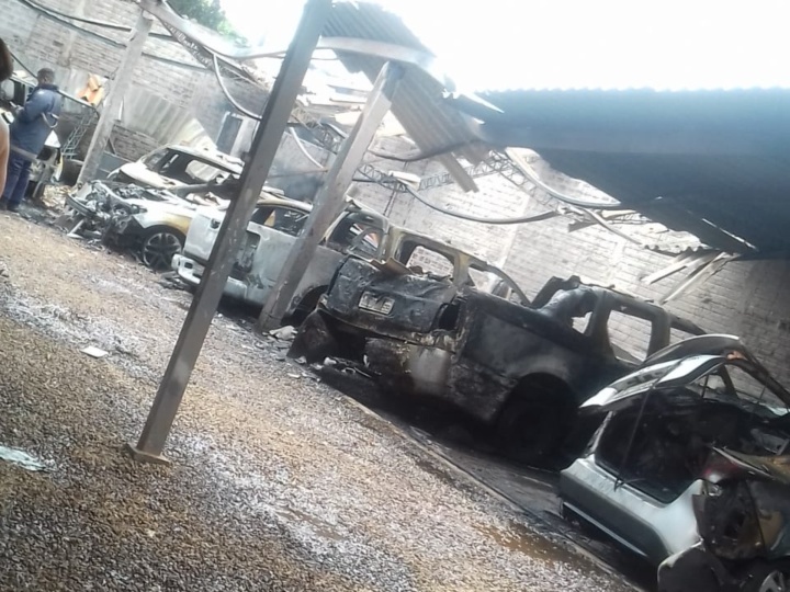 Oficina pega fogo e vários veículos ficam destruídos em Ubiratã
