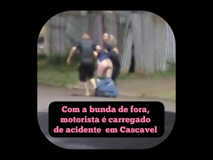 Com a bunda de fora, motorista é carregado após sofrer acidente em Cascavel