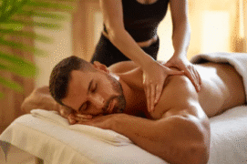 Profissional de massagem tântrica tocando as costas
de um cliente de forma delicada e respeitosa em um ambiente
sereno e iluminado, representando o toque consciente.
