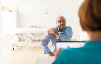 Terapeuta tântrico profissional conversando com o cliente
em uma sessão, com foco na comunicação e no respeito mútuo antes do início da massagem
