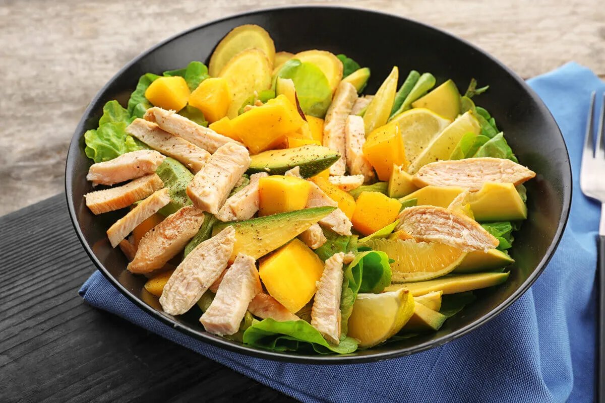 10 saladas proteicas para aumentar a massa muscular