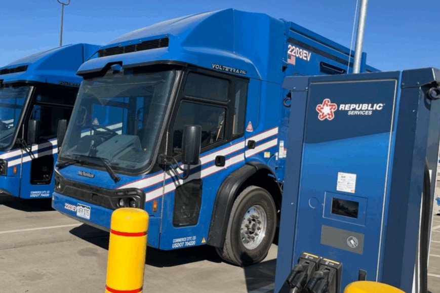 Republic services commerce city colorado usa waste collection mcneilus volterra cropped