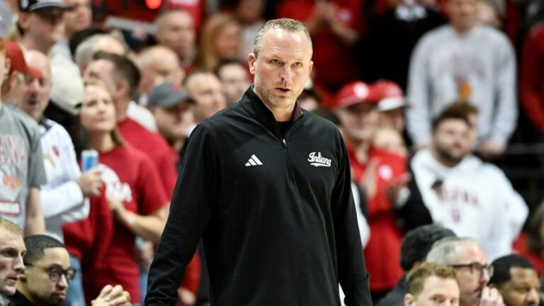 Darian DeVries coaching vs Matt Painter
