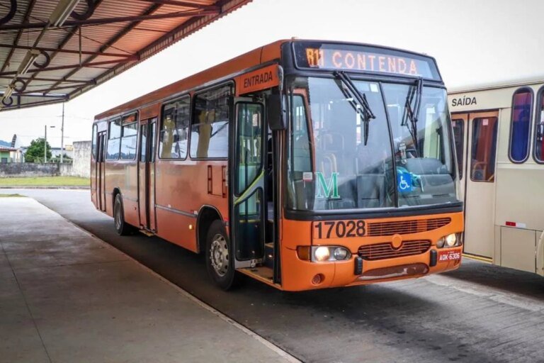 Fim de linha de ônibus na grande Curitiba faz trajeto durar três horas. "É cansativo"