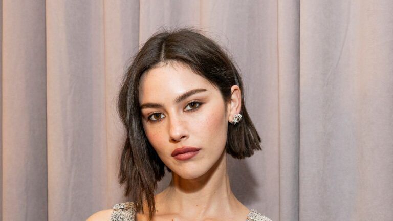 Gracie Abrams Ditches Her Bob for a French Girl-Coded Pixie Crop