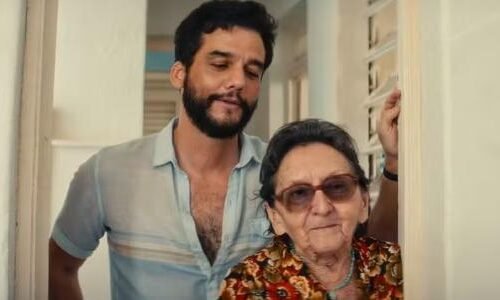 Wagner Moura e Tânia Maria em cena de "O agente secreto"