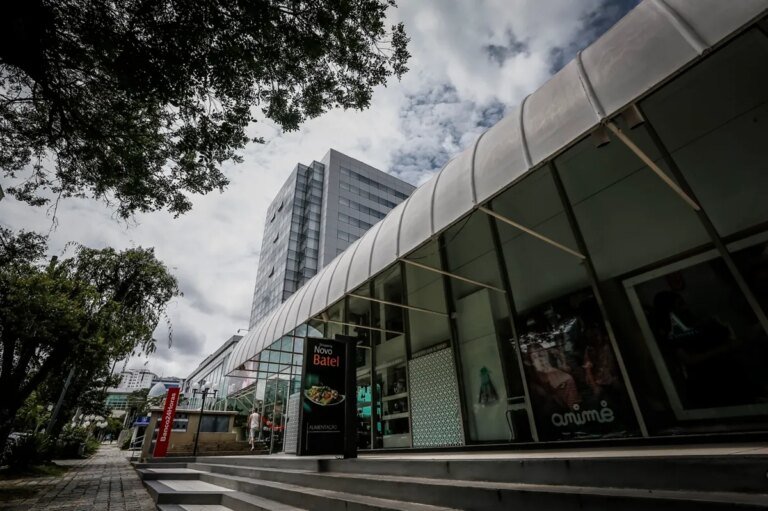 Leilão de shopping histórico de Curitiba é suspenso