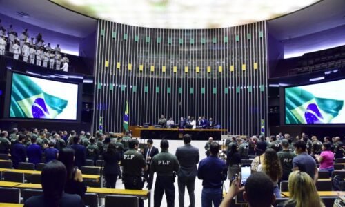 Pessoas reunidas no plenário