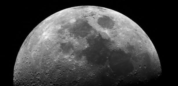 Imagem da superfície da Lua captada por um telescópio na Terra