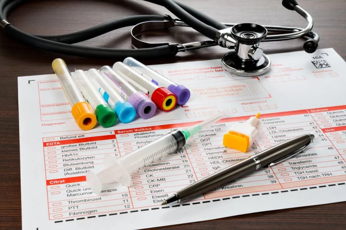 Saiba quais doenças podem ser detectadas em exames de sangue, fezes e urina