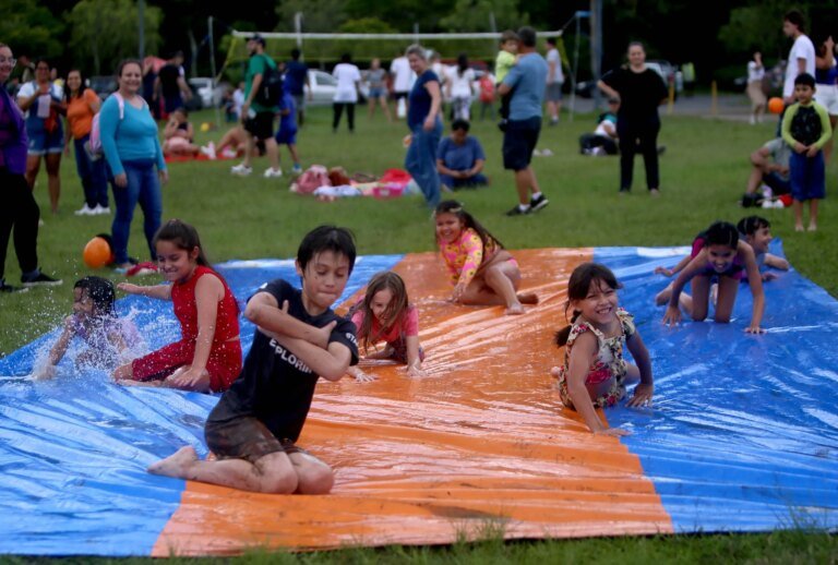 Verão Curitiba 2026 atrai famílias para atividades gratuitas em parques