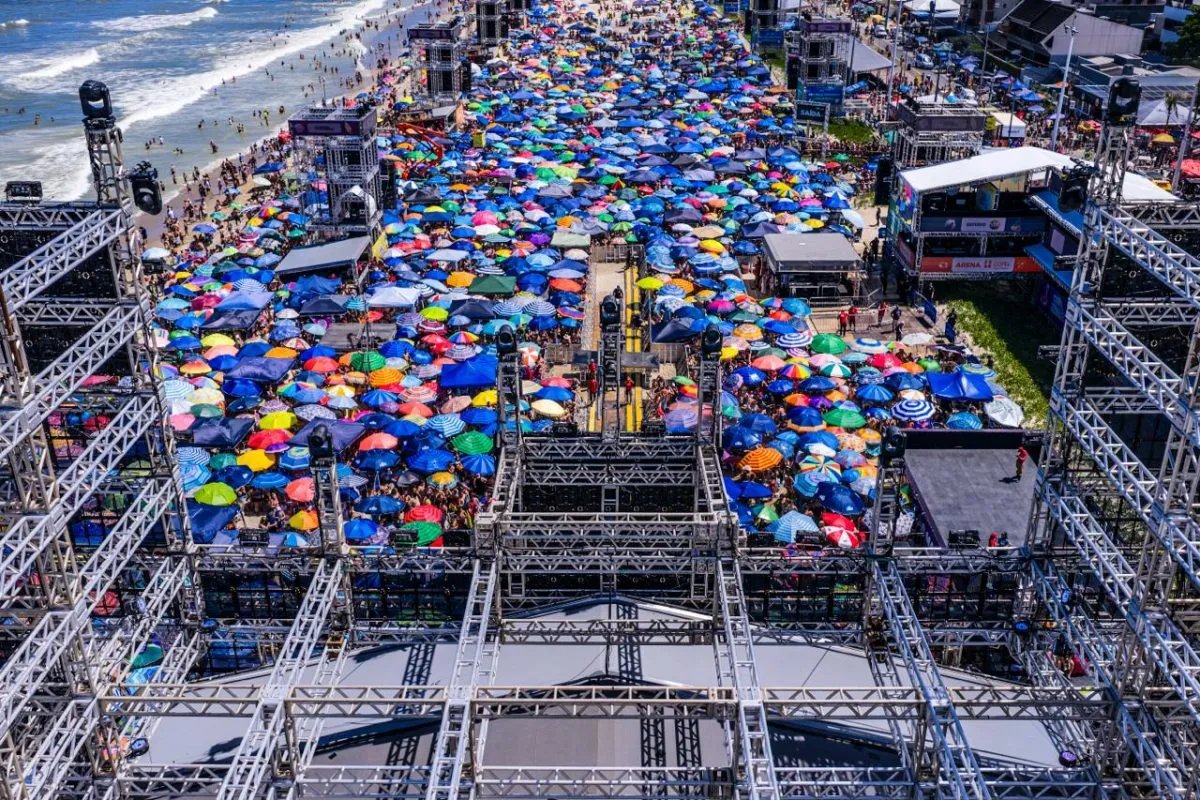 fãs montam acampamento na areia