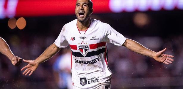 Lucas Moura, do São Paulo, comemora gol contra o Grêmio, pelo Campeonato Brasileiro