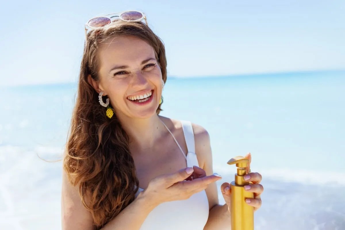 7 dicas para proteger o cabelo do sol, do mar e do cloro no verão