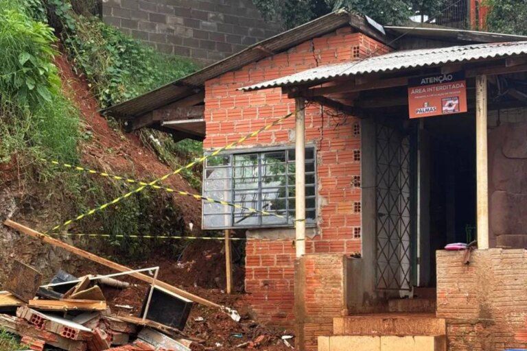75 casas são atingidas e famílias são retiradas às pressas