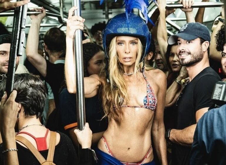 Adriane Galisteu transforma metrô do Rio em passarela de Carnaval